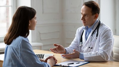 Врач увлеченно рассказывает о лечение пациенту